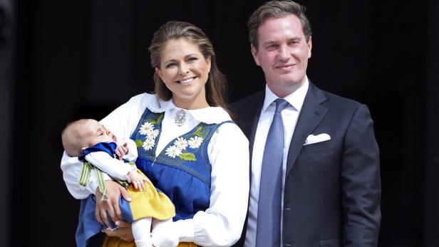 Prinzessin Madeleine mit Ehemann und Kind in traditioneller schwedischer Tracht.