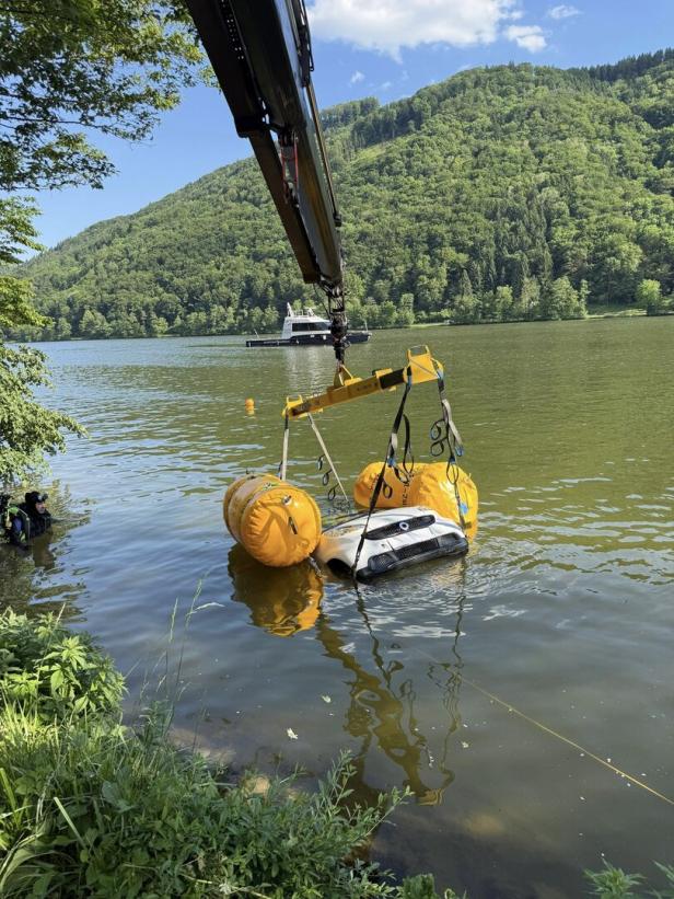 Kleinwagen wird aus dem Wasser geholt