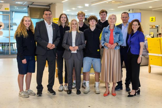 Peter Umundum (Generaldirektor-Stellvertreter Österreichische Post AG, 2.v.l.), Sport-Staatssekretärin Michaela Schmidt (4.v.l.), ÖSV-Präsidentin Roswitha Stadlober
