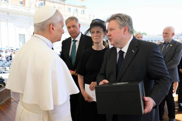 Papst Leo empfängt eine Delegation mit einer schwarzen Schachtel im Vatikan.