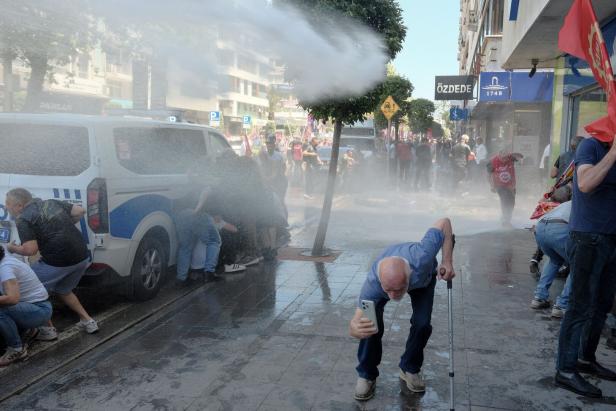 TOPSHOT-TURKEY-POLITICS-OPPOSITION-PARTIES-CHP-JUSTICE-COURT
