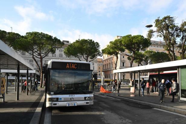 Bus an einer Haltestelle in einer italienischen Stadt.