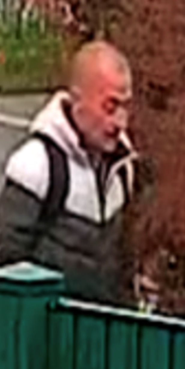 Ein Mann mit grauer Jacke und Rucksack wird im Zusammenhang mit Einbruchsdiebstählen in Niederösterreich und Wien von der Polizei gesucht.
