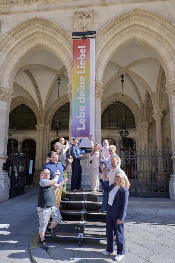 Regenbogenfahne am Rathaus gehisst