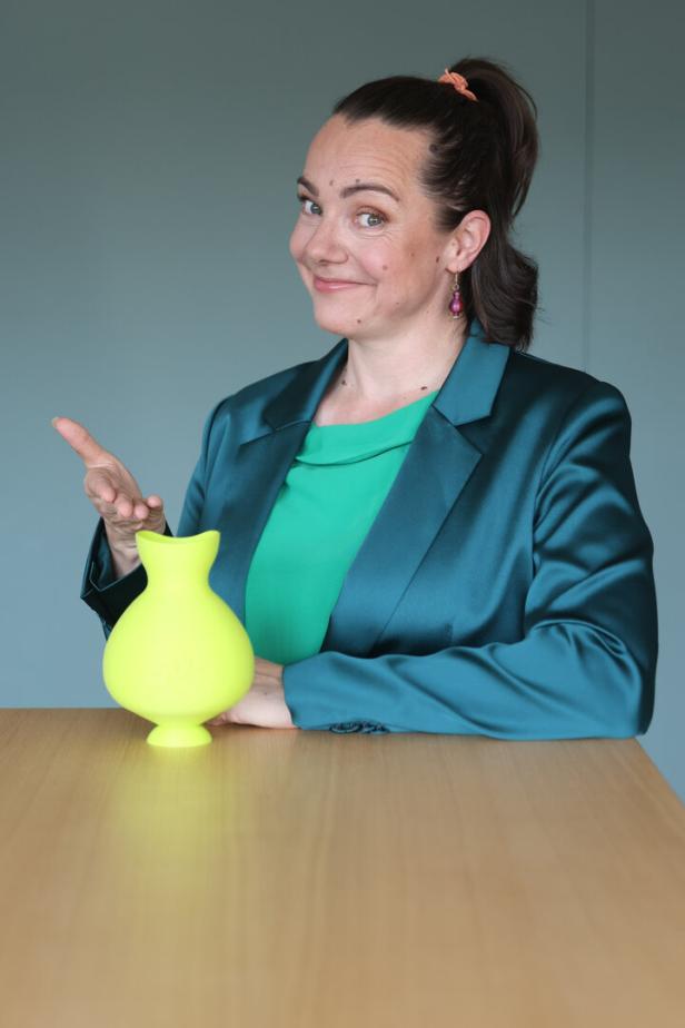 Gudrun Nikodem-Eichenhardt mit einer japanischen Schreivase