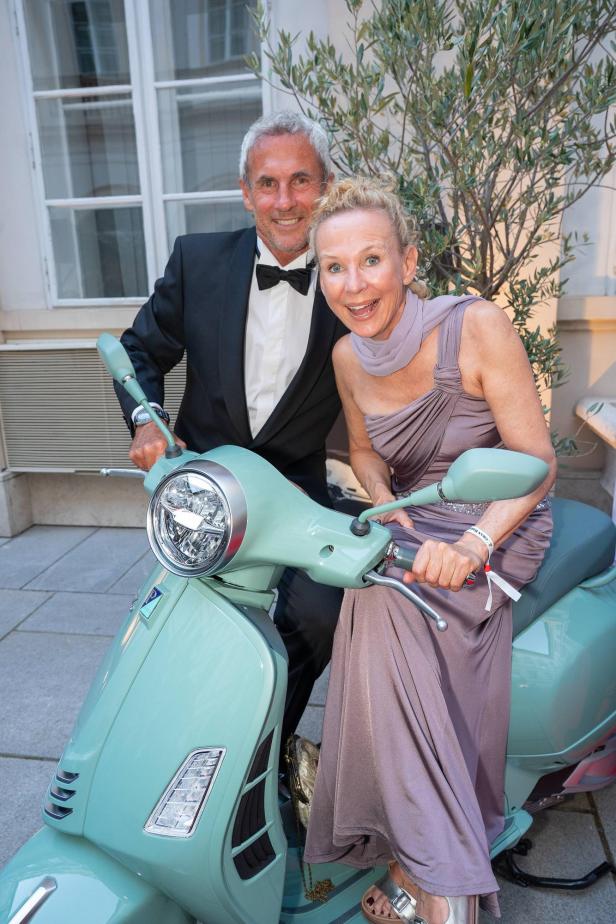 Michi und Tina Konsel auf einer Vespa