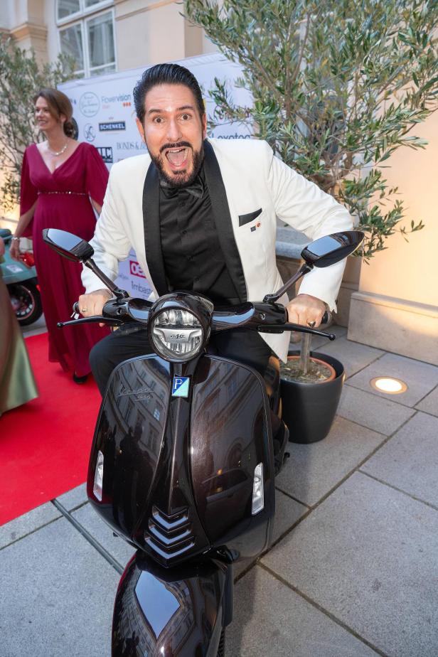 Clemens Unterreiner auf einer schwarzen Vespa