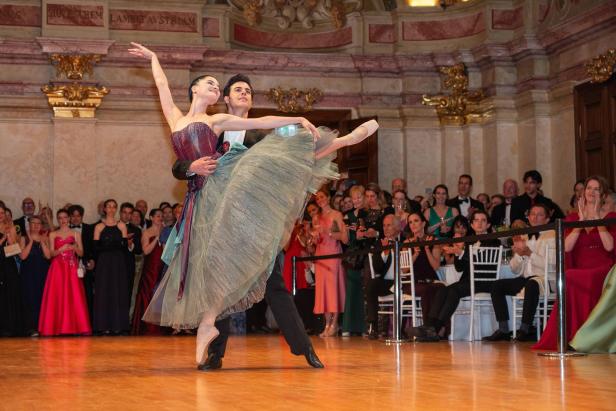 Zwei Balletttänzer in Aktion