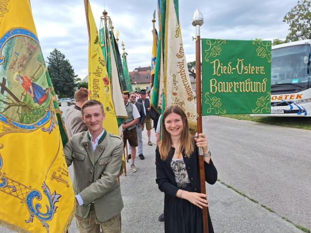 Bauernbund mit Fahnen aufmarschiert