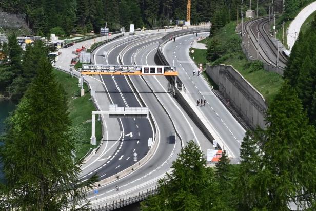 TOPSHOT-AUSTRIA-TRANSPORT-DEMONSTRATION