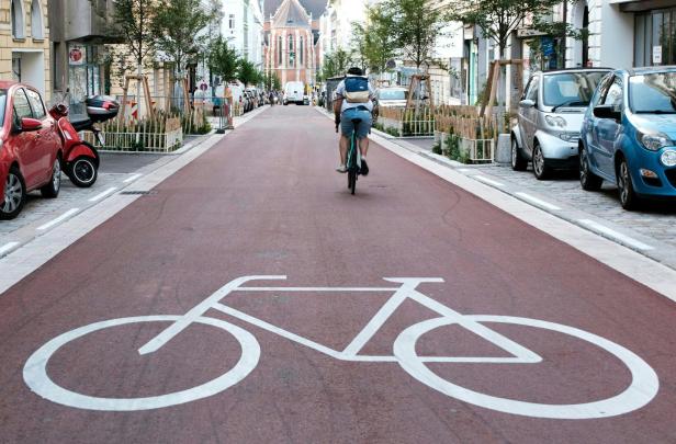 ++ THEMENBILD ++ RADWEG ARGENTINIERSTRASSE