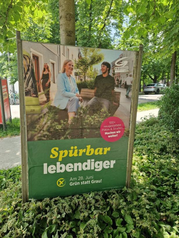 Ein Wahlplakat der Grünen mit dem Slogan "Spürbar lebendiger" und dem Datum 28. Juni ist zu sehen.
