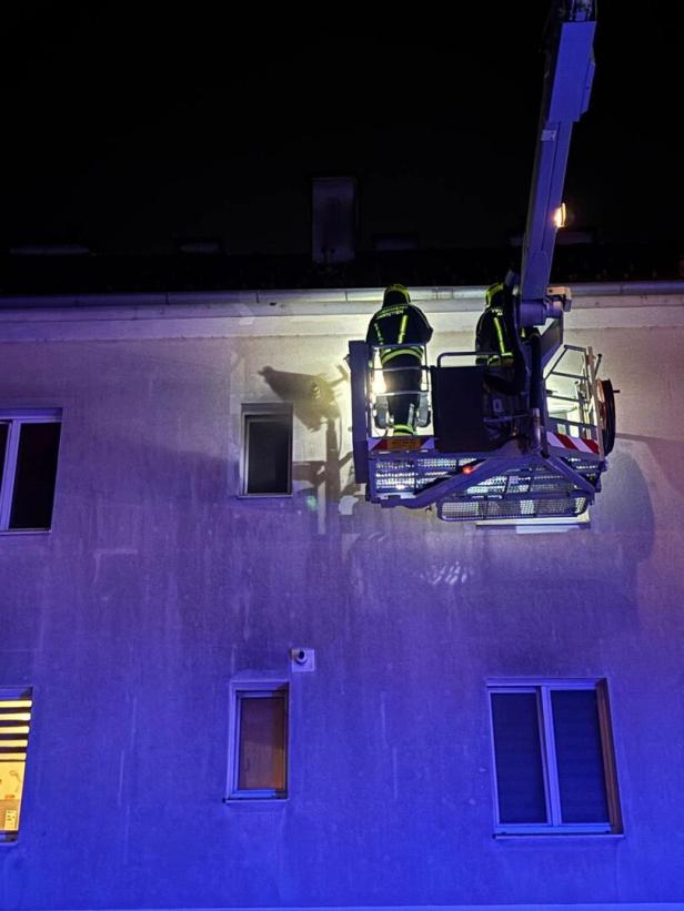 Hubsteiger beförderte Feuerwehrleute zur Brandwohnung