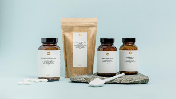 Vier verschiedene Magnesium-Produkte vor hellblauem Hintergrund.