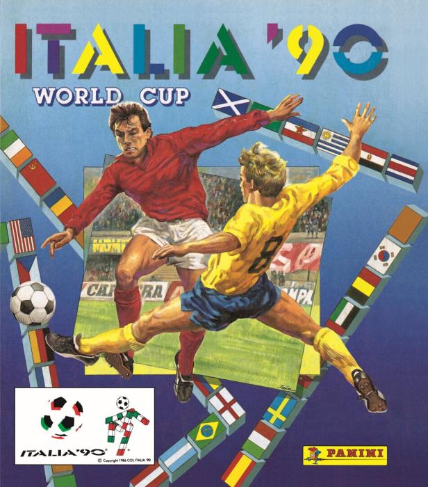 Zwei Fußballspieler kämpfen um den Ball vor dem Hintergrund des "Italia '90 World Cup"-Logos und Länderflaggen.