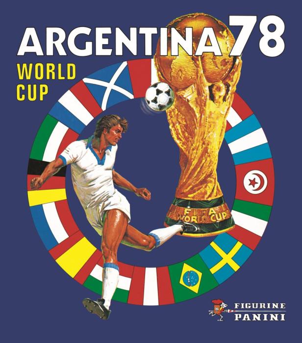 Ein Fußballspieler vor dem FIFA-Pokal und Flaggen für die Weltmeisterschaft Argentinien 1978.