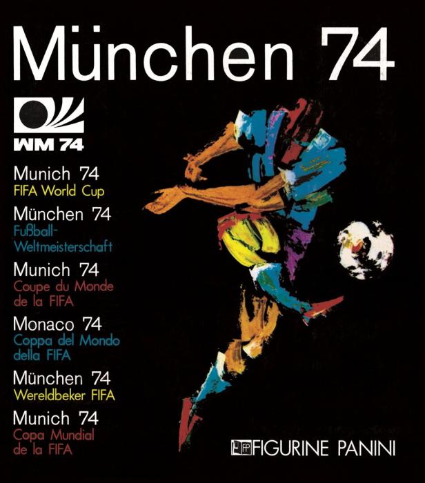 Das Plakat zur Fußball-Weltmeisterschaft 1974 in München zeigt einen Fußballspieler in Aktion vor schwarzem Hintergrund.