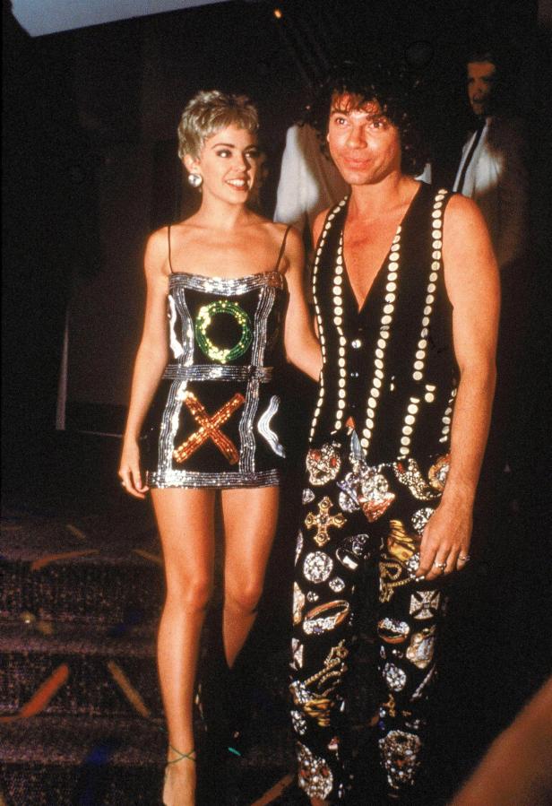 Michael Hutchence und Kylie Minogue extravagant gekleidet im Jahr 1992. 