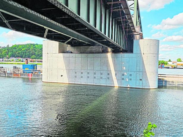 Erster verbreiteter Brückenpfeiler der Donaubrücke