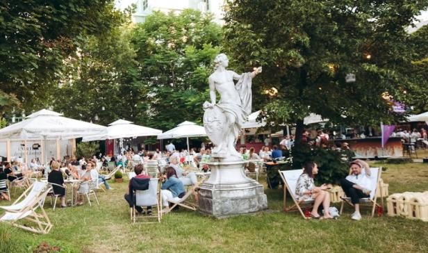 Das Palais Freiluft im Garten des Palais Auersperg zeigt ausgewählte Spiele unter freiem Himmel 