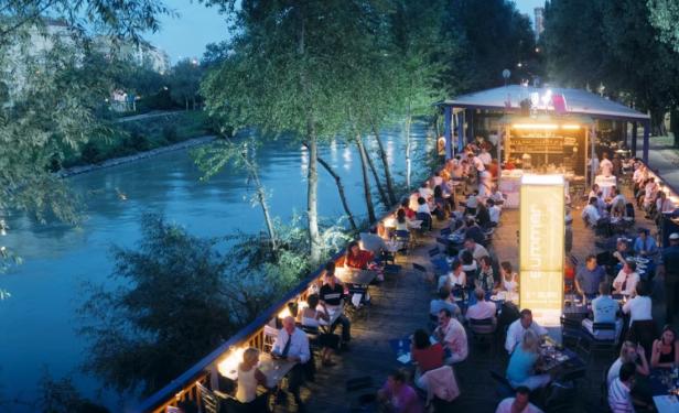Die wohl coolste Public-Viewing-Location am Wasser.