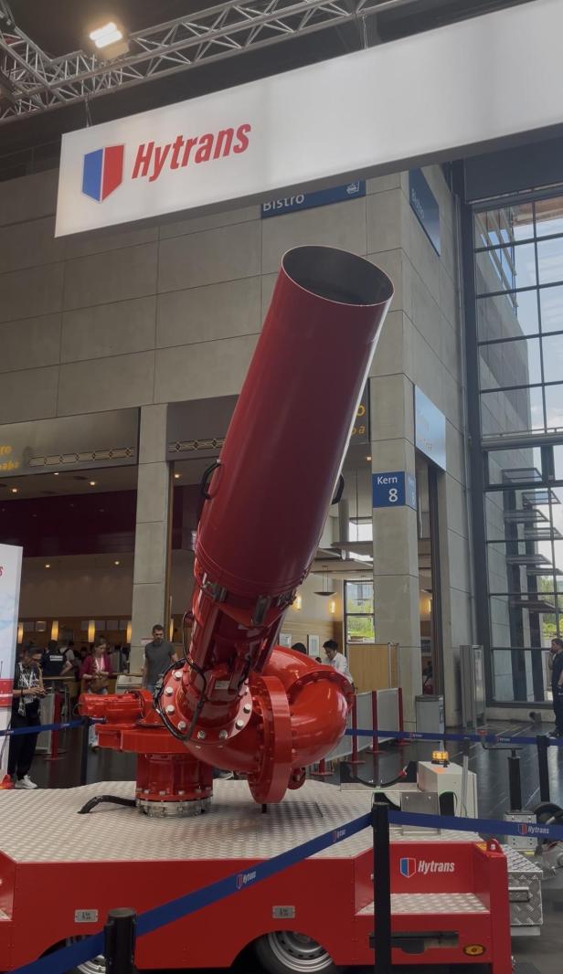 Eine Großpumpe des Herstellers Hytrans wird auf der Interschutz-Messe in Hannover als neues Hochwasserschutzsystem präsentiert.