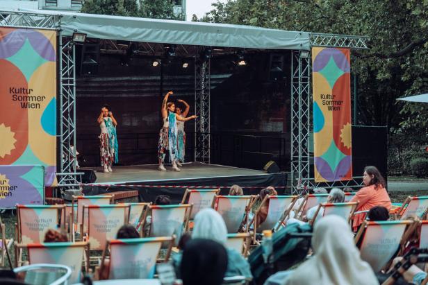 Tanzaufführung auf einer Open-Air-Bühne beim Kultursommer Wien vor sitzendem Publikum.