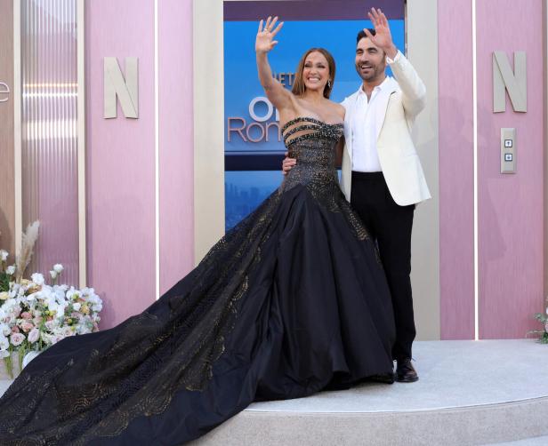 Jennifer Lopez in einem eleganten Kleid und Brett Goldstein.