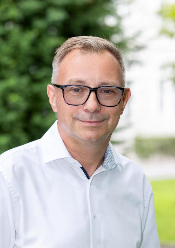 Das Bild zeigt ein Porträt von Richard Crevenna.