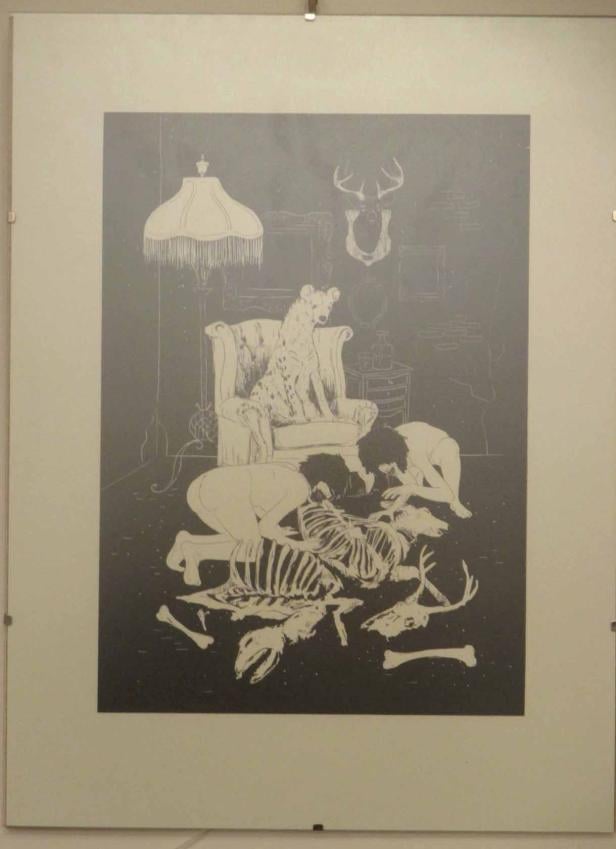 Eine Hyäne sitzt auf einem Sessel, während zwei Personen ein Skelett am Boden betrachten.