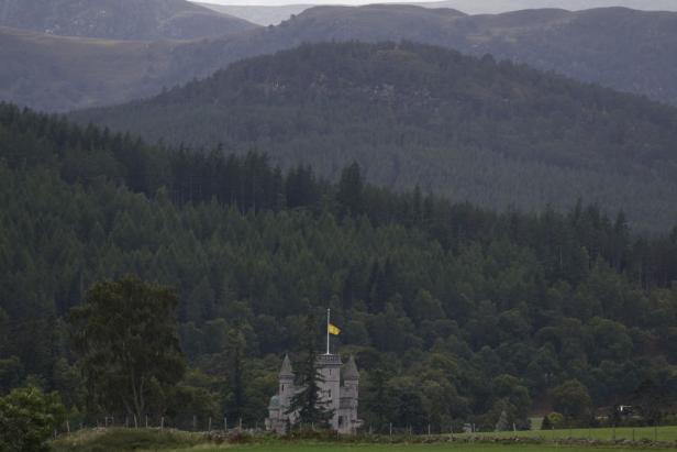 Schloss Balmoral in Schottland. Im Hintergrund Wälder und Berge.