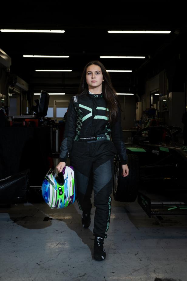Ivonn Simeonova in der Garage