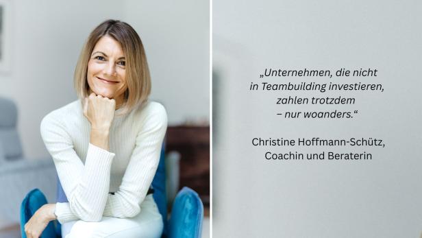Eine Frau sitzt auf einem blauen Stuhl, trägt ein weißes Rollkragen-Shirt und lehnt ihren Kopf auf ihrer Hand. Sie lächelt. Daneben ein Zitat: „Unternehmen, die nicht in Teambuilding investieren, zahlen trotzdem  – nur woanders.“ Christine Hoffmann-Schütz, Coachin und Beraterin.