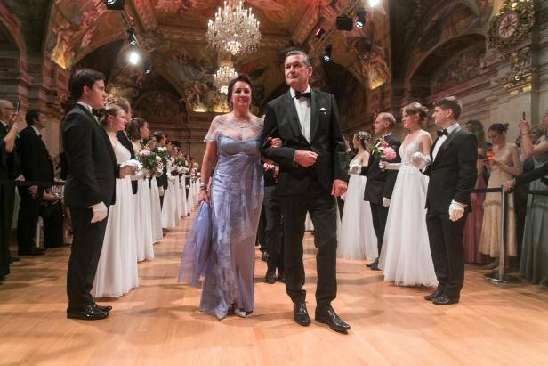 Mehrere elegant gekleidete Gäste posieren gemeinsam im Festsaal des Palais Niederösterreich.