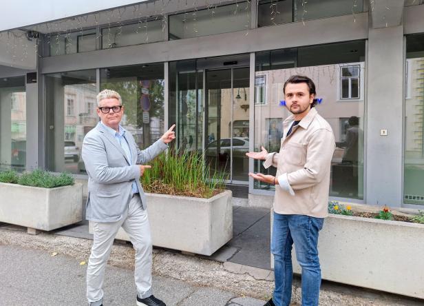 Zwei Männer stehen vor einem Geschäft