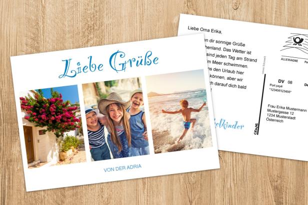 Selbst gestaltete Postkarte mit Urlaubsfotos und persönlicher Nachricht auf Holzuntergrund.