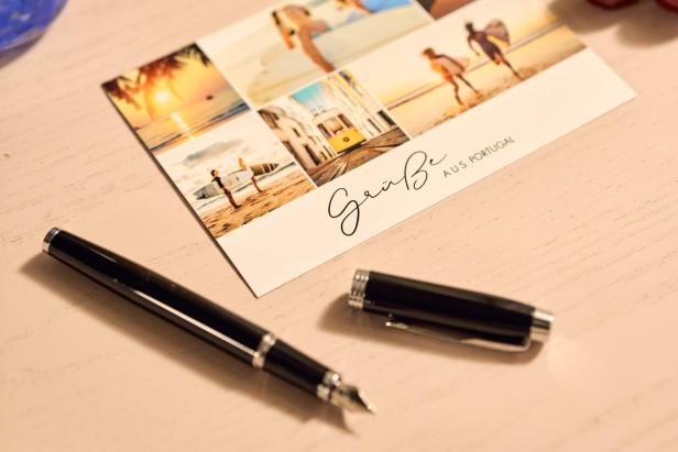 Personalisierte Postkarte mit Urlaubsfotos aus Portugal und einem schwarzen Füllfederhalter.