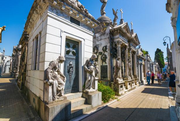 Besucher spazieren durch die prunkvollen Mausoleen auf dem Friedhof La Recoleta in Buenos Aires.