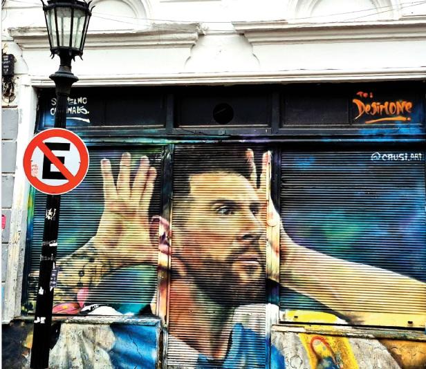 Straßenkunst in Buenos Aires zeigt ein großes Wandbild von Lionel Messi in Fußballtrikot, das die Bedeutung des Fußballs für die Stadt unterstreicht.