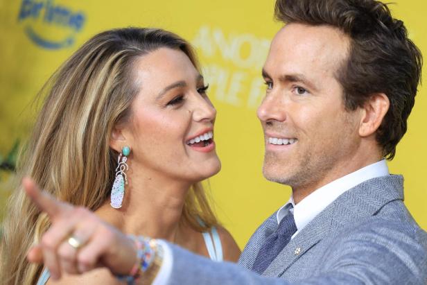 Blake Lively und Ryan Reynolds lachen.
