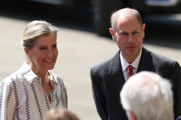 Sophie, Herzogin von Edinburgh, und Prinz Edward stehen nebeneinander und lächeln bei einem öffentlichen Auftritt.
