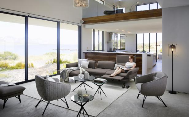 Großzügige, modern eingerichtete Wohnlandschaft mit modularer Couch und Sesseln von XXXLutz, die individuell an den Raum angepasst wurden.