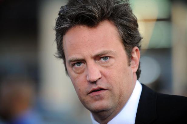 Matthew Perry blickt mit ernstem Ausdruck direkt in die Kamera.