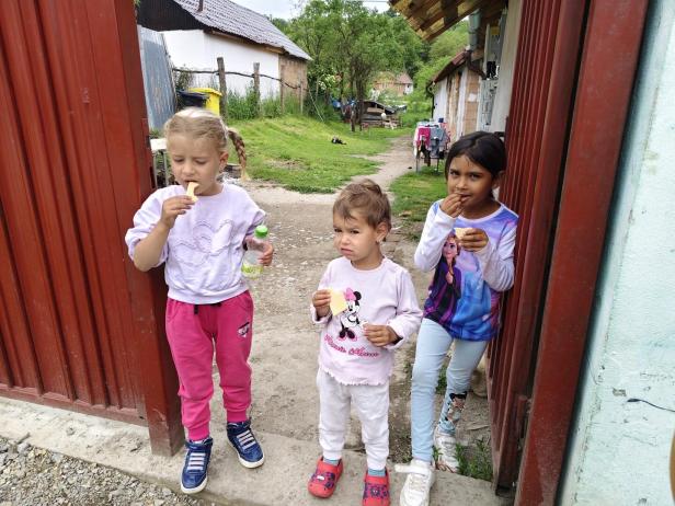 Drei Kinder in Tichendeal. 