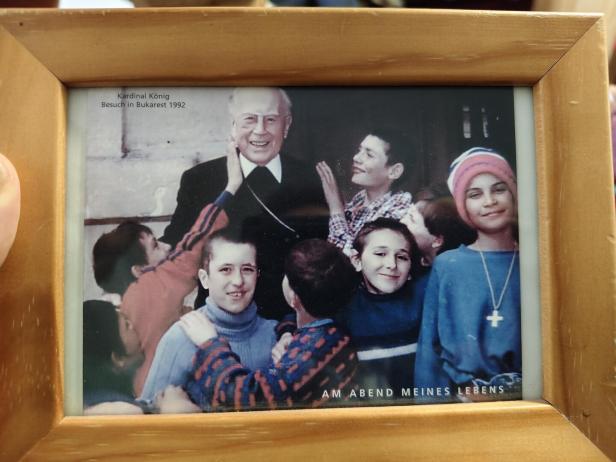 Ignatius Sutel als Straßenkind mit anderen Straßenkindern in Bukarest bei einem Besuch von Kardinal Franz König.