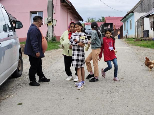 Moise mit Kindern und einer Großmutter in Tichendal. 