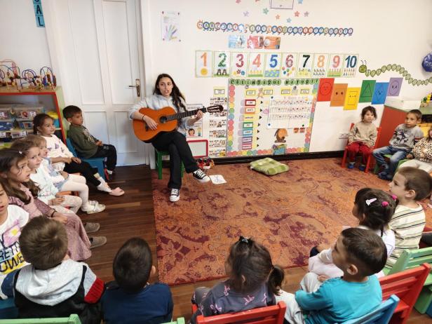 Maria-Minodora auf der Gitarre mit Kindern des Sozialprojekts Elijah.