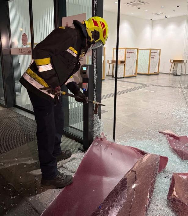 Aufräumarbeiten der FF Krems nach dem Unfall.