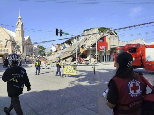 Magnitude 7.8 earthquake strikes southern Philippines