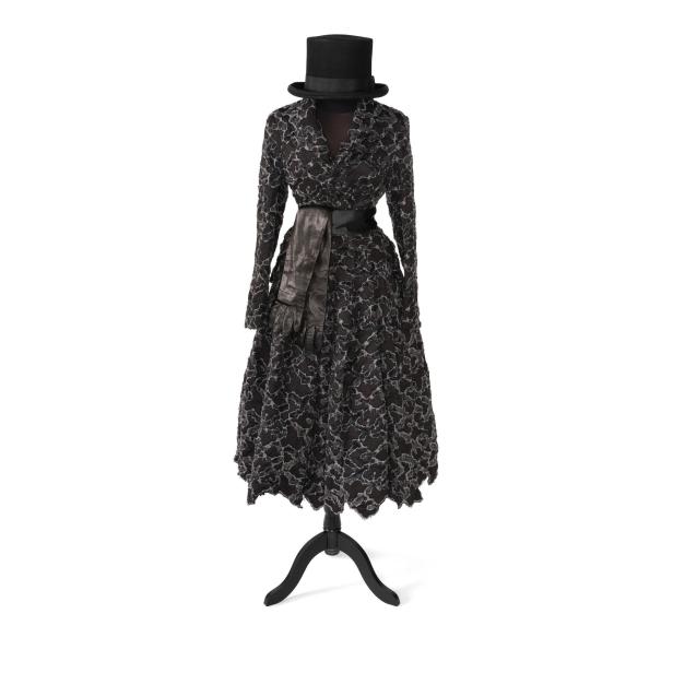 Schickes Ensemble mit Zylinder von Comme des Garçons.
